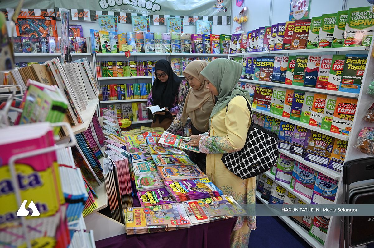 MB: Selangor sasar 10,000 mahasiswa terima baucar buku RM200