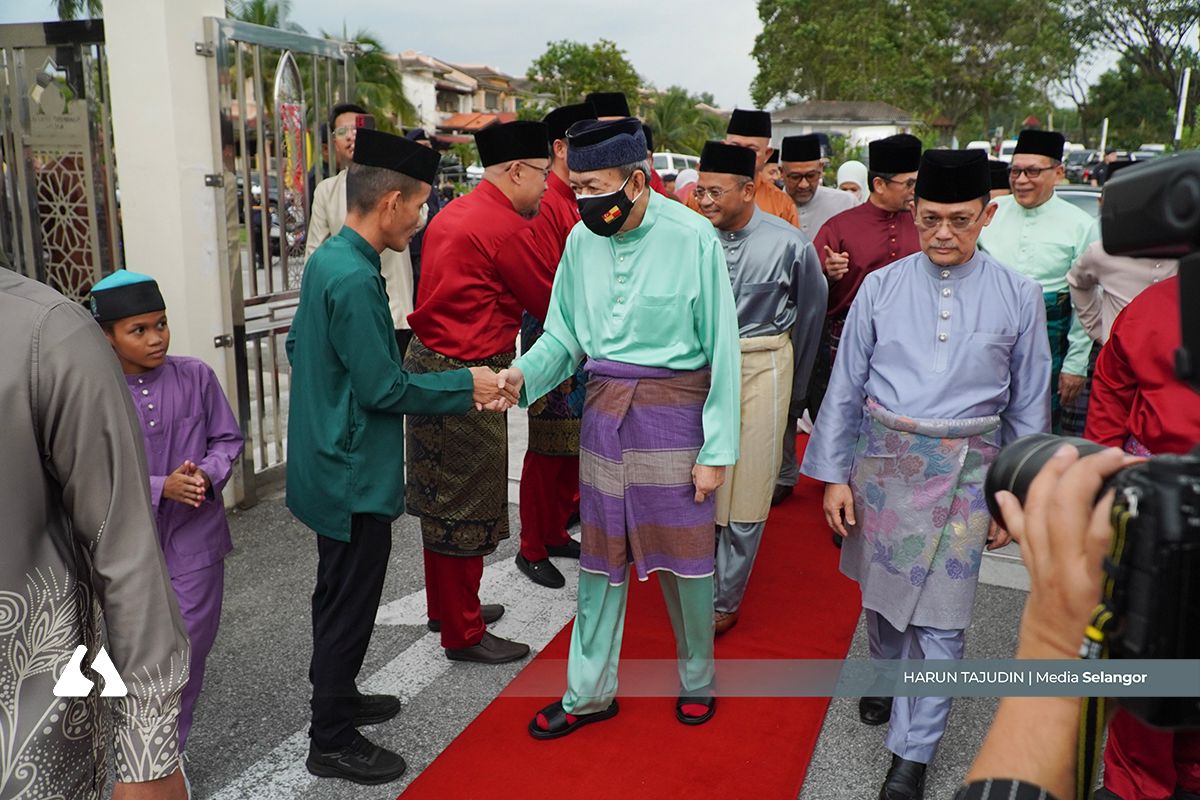 Sultan rasmi Masjid Prima Saujana, agih sumbangan raya kepada 528 penerima