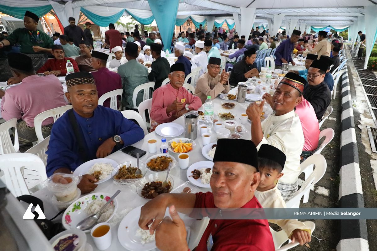 RMS buka puasa bersama rakyat di Sungai Tengi, serah sumbangan raya