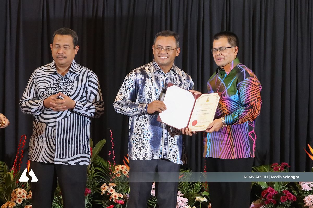 Selangor rai 124 penjawat awam cemerlang, 34 pesara 