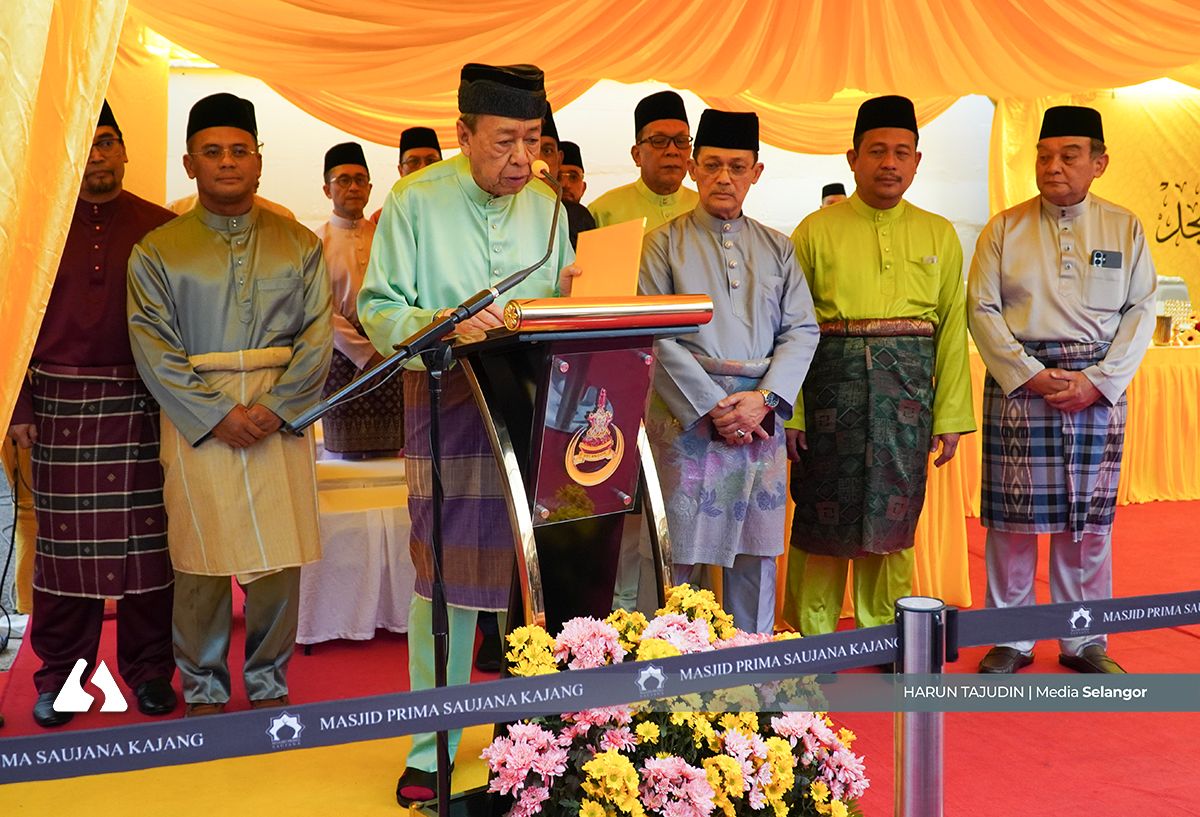 Sultan rasmi Masjid Prima Saujana, agih sumbangan raya kepada 528 penerima