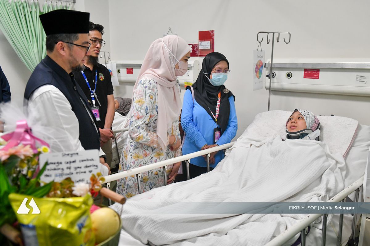 Tengku Permaisuri Selangor ziarah dua pensyarah cedera dihempap pokok tumbang 