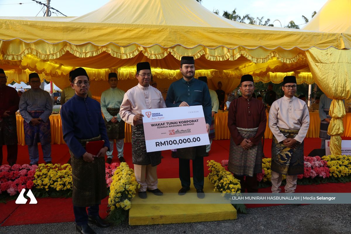 RMS berkenan sampaikan sumbangan Aidilfitri kepada 623 asnaf Sabak Bernam