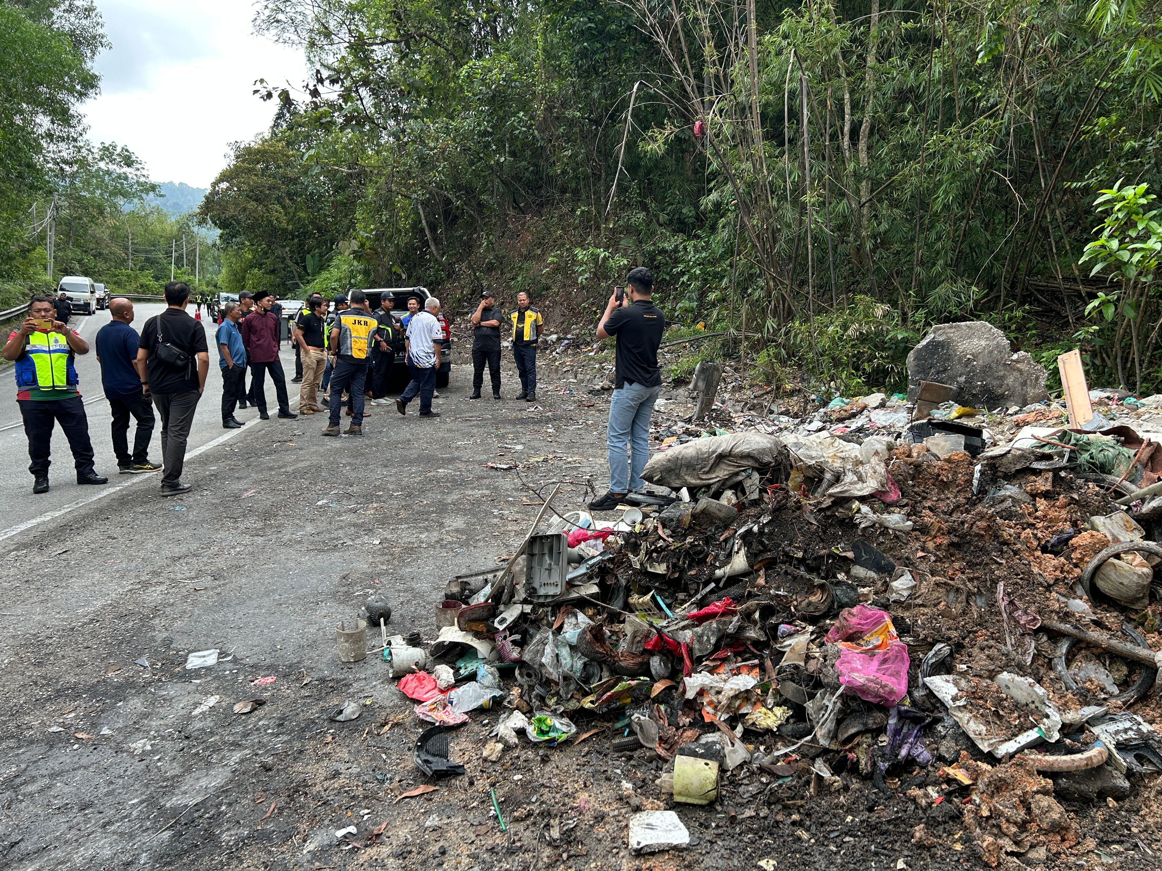 Tidak bertamadun! Jalan Sungai Tekali dicemari sampah haram, dua lokasi jadi 'hotspot'