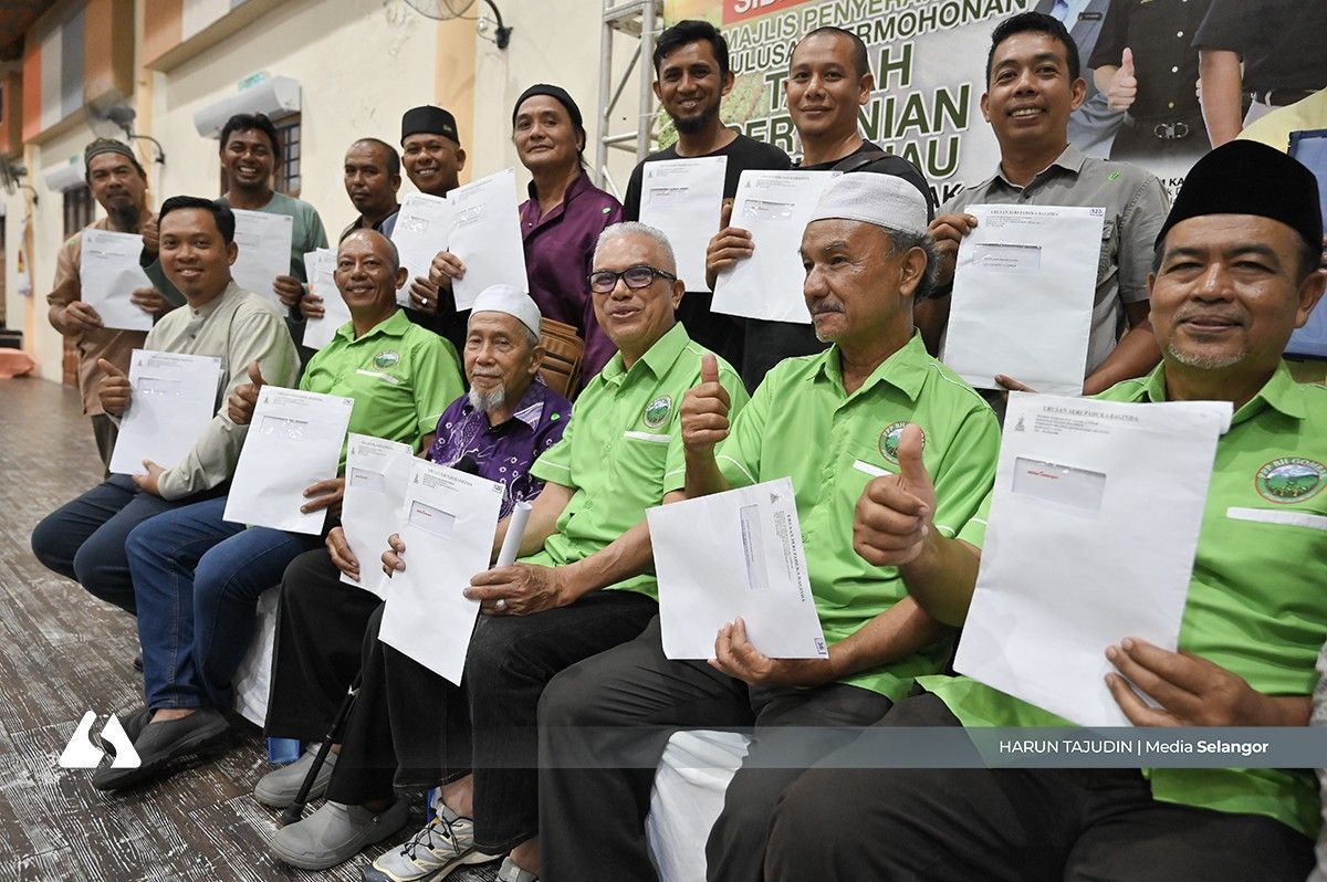 Selepas lima dekad, 161 peserta tanah Buku Hijau terima pemilikan sah