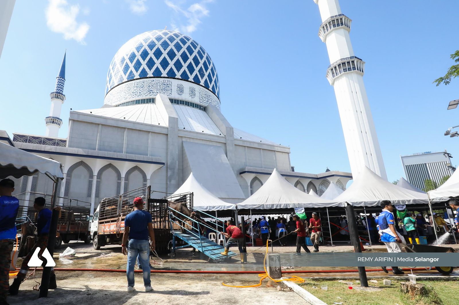 Masjid Shah Alam korban 28 ekor lembu, Sultan Selangor turut menyumbang
