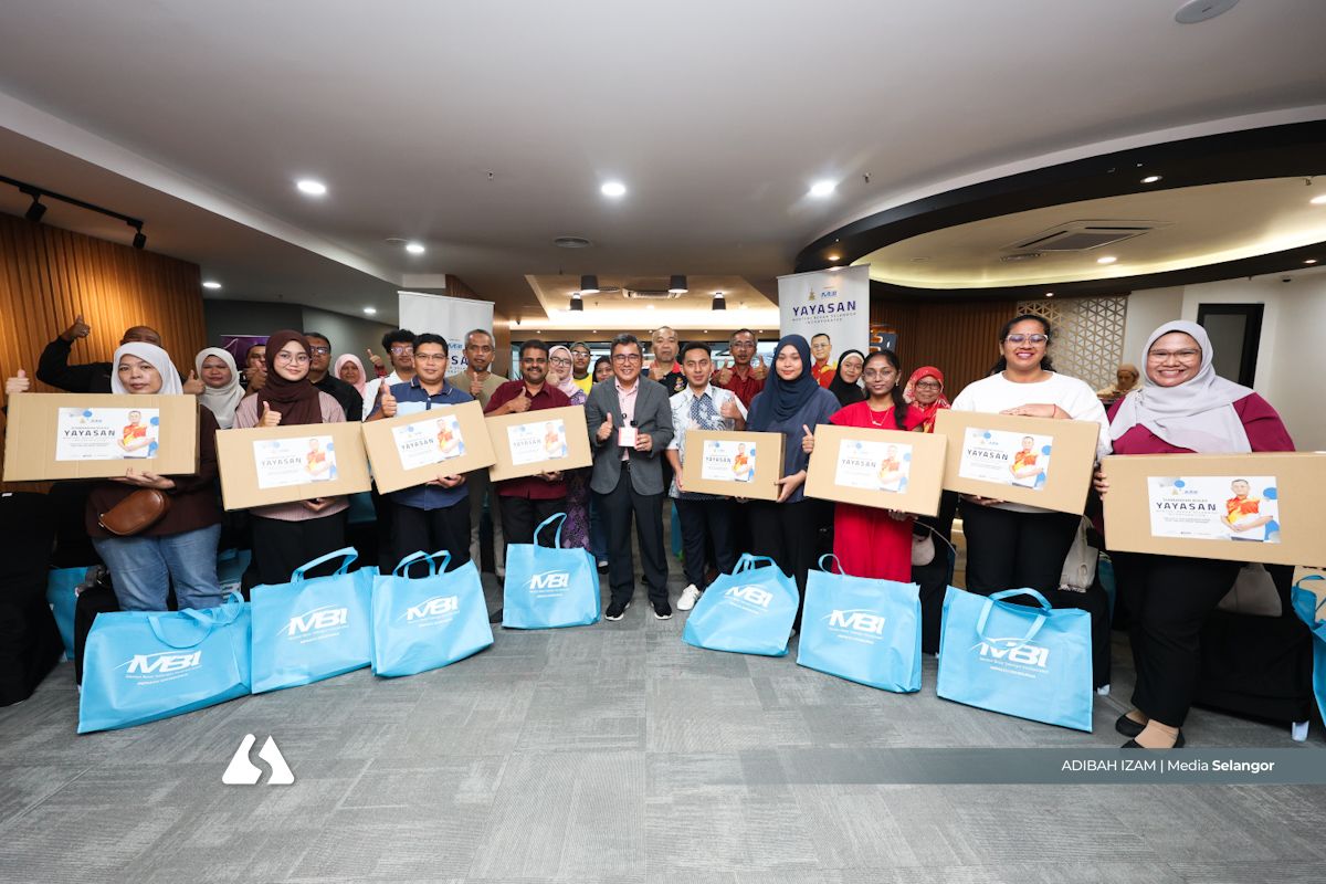 Yayasan MBI sumbang komputer riba, Internet percuma bantu mahasiswa