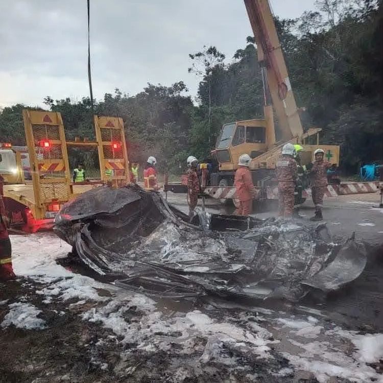 Kereta bertembung lori tangki, beberapa individu dipercayai rentung