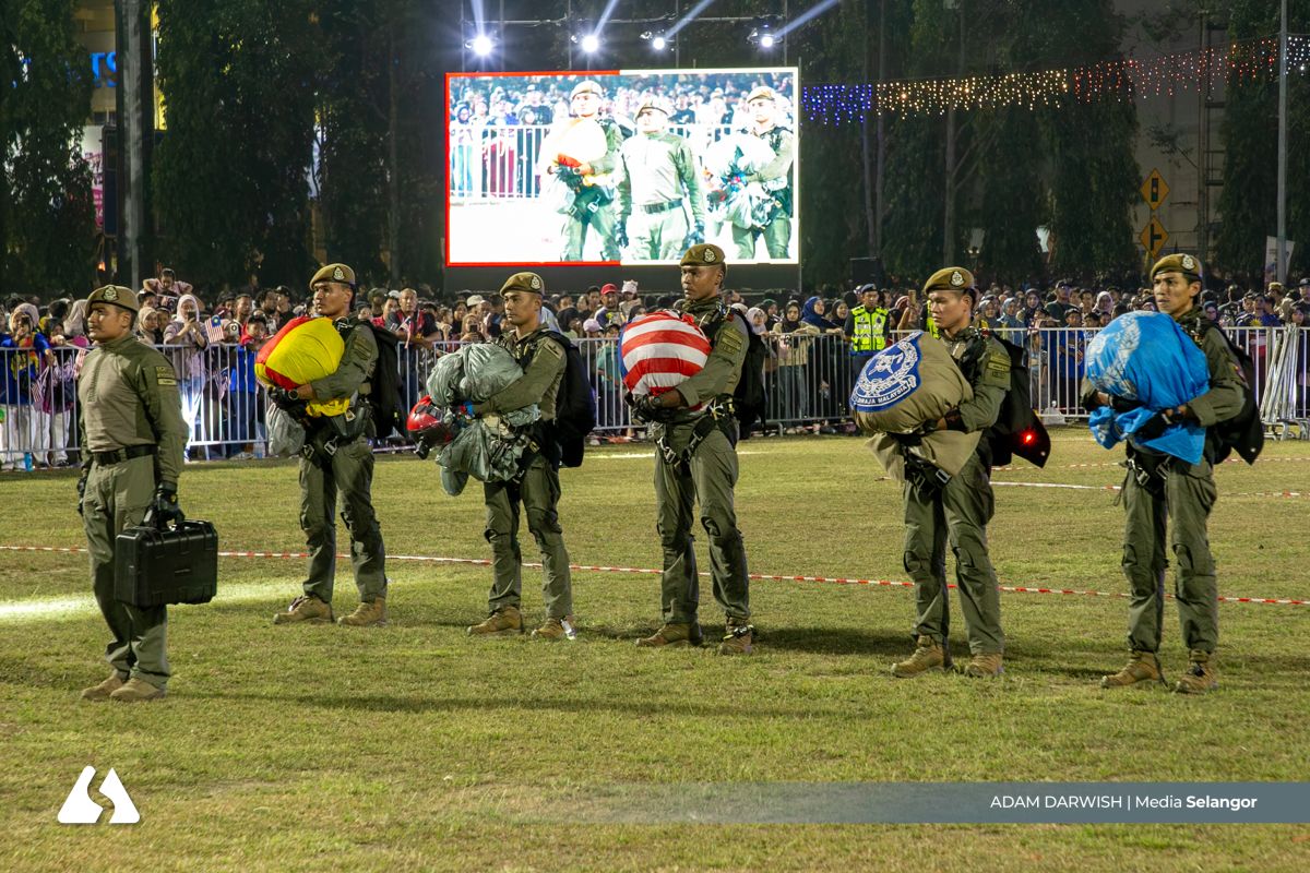 Aksi terjun 4,500 kaki VAT 69 curi tumpuan pengunjung Stadium Kajang
