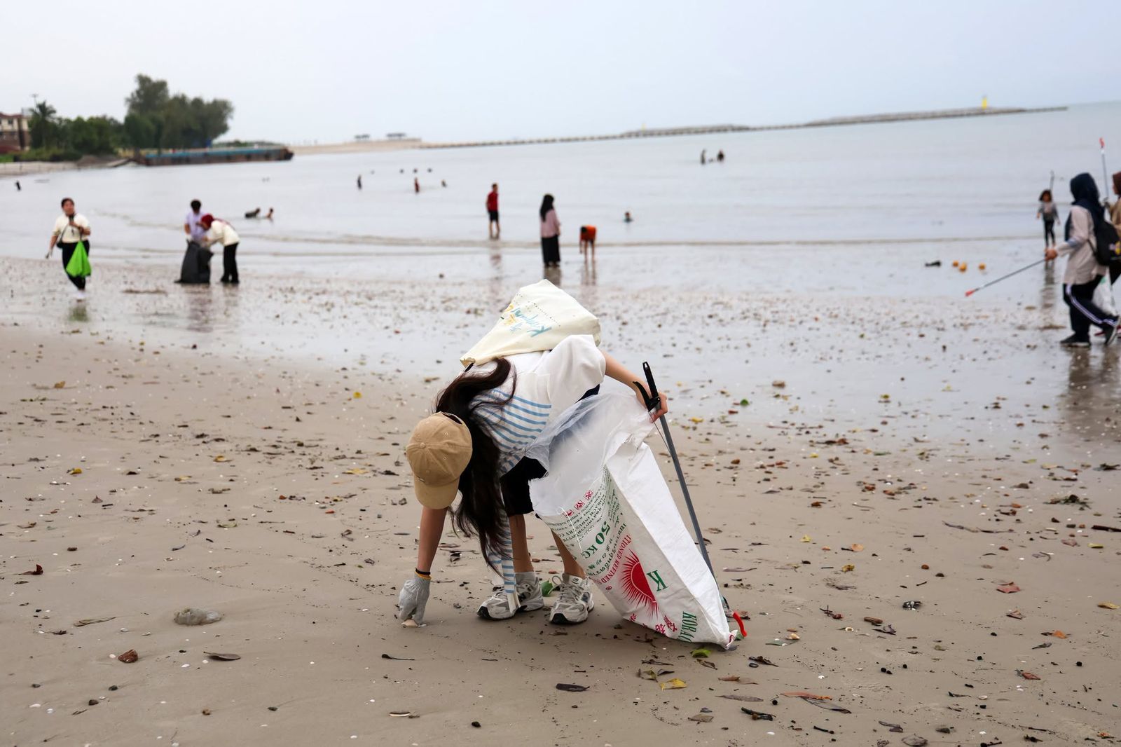 161.3 kilogram sampah dikutip dalam program bersih Pantai Morib Baru