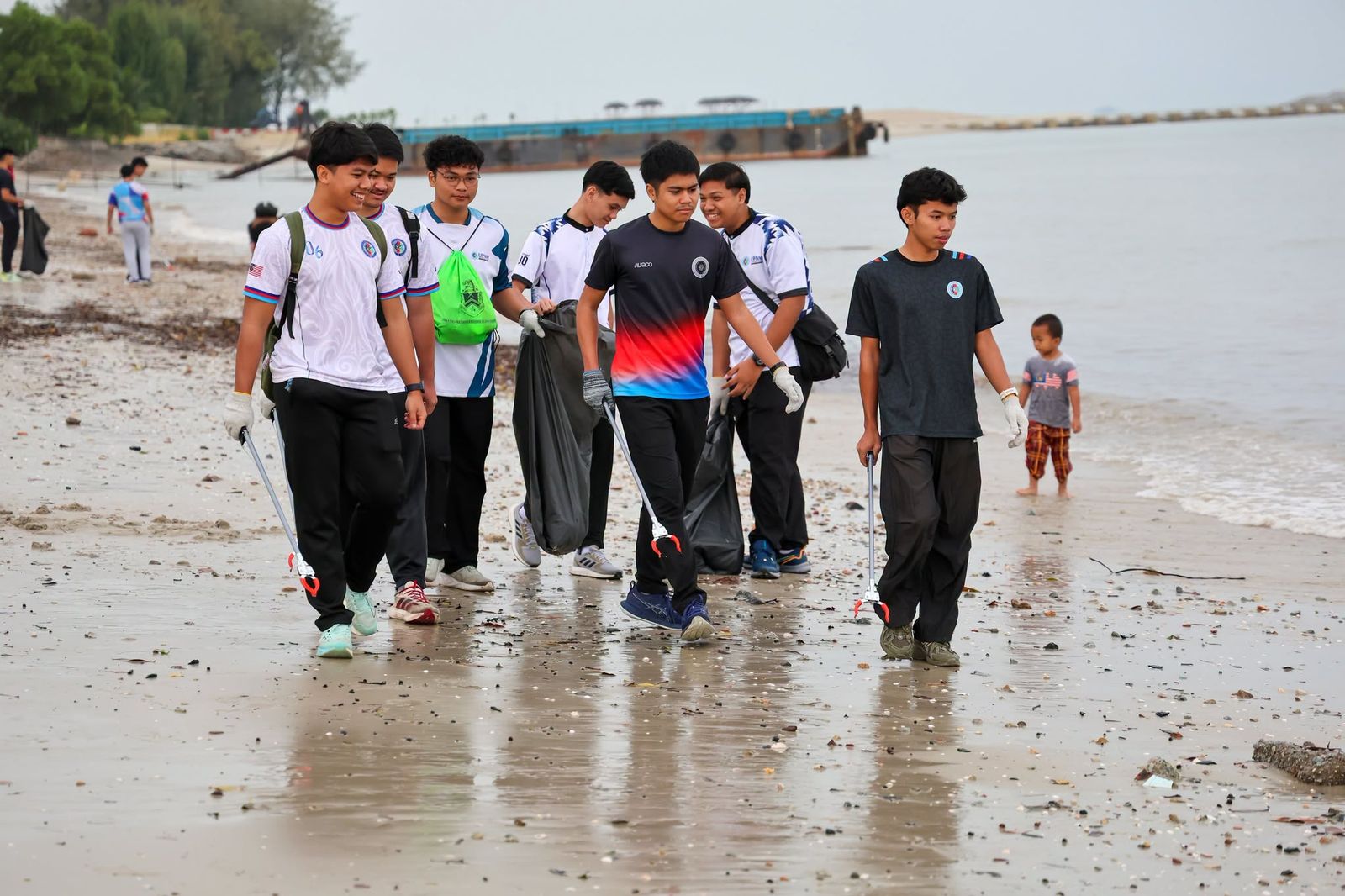 161.3 kilogram sampah dikutip dalam program bersih Pantai Morib Baru