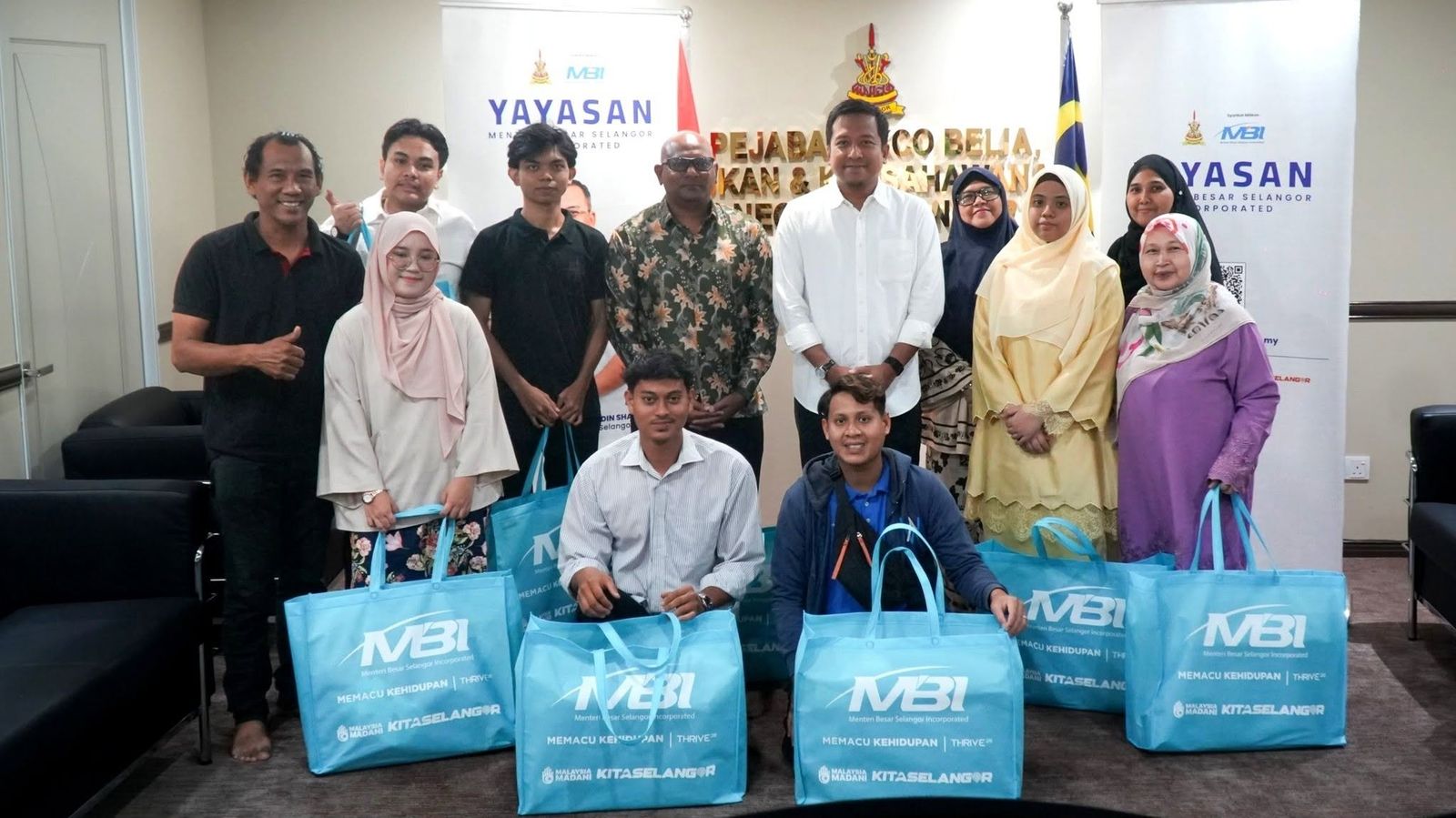 Yayasan MBI sumbang lapan komputer riba kepada pelajar DUN Kota Anggerik