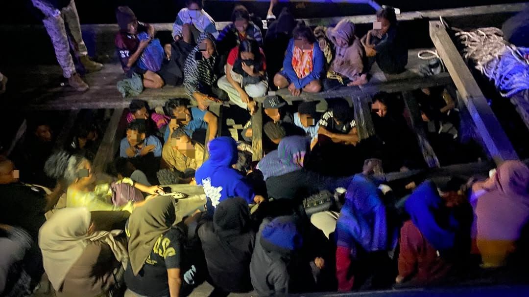 Cubaan seludup 57 warga Indonesia gagal, bot ditahan di Tanjung Karang