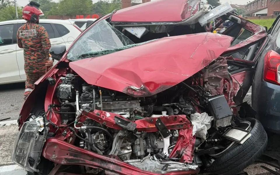 Dua mangsa kritikal kemalangan lori, 11 kereta di Alam Budiman