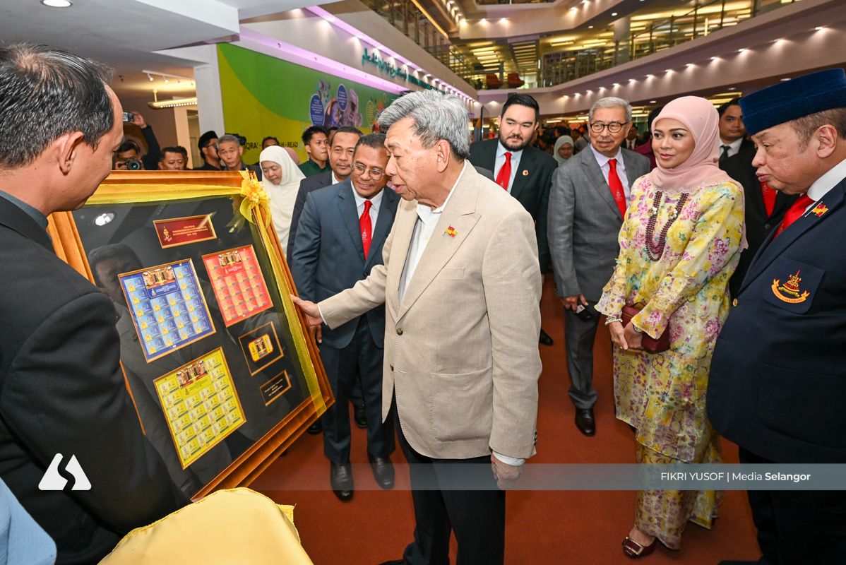 Sultan Selangor lancar buku, setem dan syiling khas sempena Jubli Perak